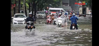 Hà Nội: Nhiều tuyến phố ngập sâu do ảnh hưởng của cơn bão số 5