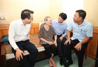  Lãnh đạo TP Hải Phòng thăm, tặng quà Mẹ Việt Nam Anh hùng
