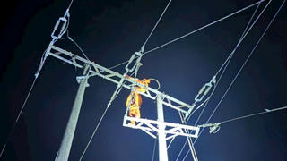 Xuyên đêm khắc phục lưới điện sau bão số 5 ở Hà Tĩnh