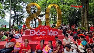 Thủ đô Hà Nội rợp sắc cờ hoa, người dân nô nức chờ sơ duyệt A80