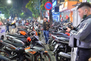 Xử phạt bãi trông giữ xe tự phát thu vé cao gần Quảng trường Ba Đình