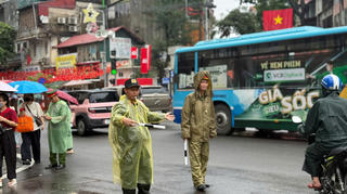 Lực lượng chức năng 'căng mình' hỗ trợ người dân chờ xem diễu binh A80