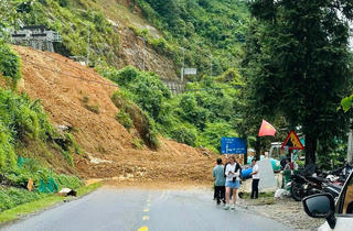 Sạt lở trên Quốc lộ 4D