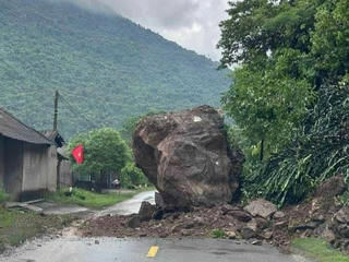 Tảng đá 70 tấn rơi xuống đường ngay sau chiếc ô tô chở cả gia đình