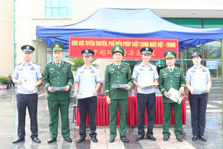 Phối hợp tuyên truyền pháp luật song ngữ Việt - Trung cho cư dân biên giới