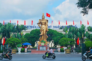 Thành phố Cảng rợp sắc cờ đỏ sao vàng