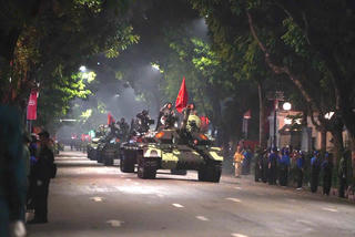 Cận cảnh những “pháo đài" thép phô diễn uy lực trong buổi sơ luyện diễu binh A80