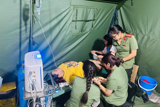 Các bác sĩ áo xanh bảo vệ sức khỏe người dân đi xem A80