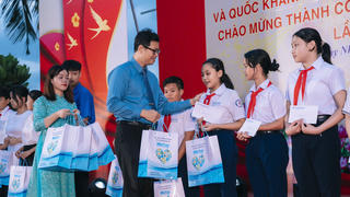 Gia Lai: Trao 100 suất quà tiếp sức học sinh khó khăn đến trường 