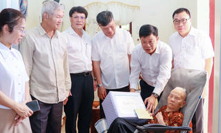 Trưởng Ban Quản lý KKT Hải Phòng thăm, tặng quà Mẹ Việt Nam Anh hùng
