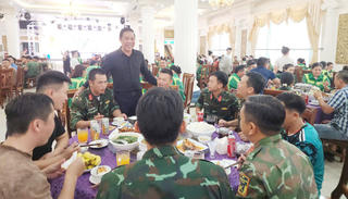 Bữa cơm ấm tình người sau bão