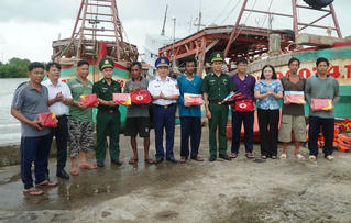 Hải đoàn 42 đồng hành cùng ngư dân Cà Mau, chung tay gỡ “thẻ vàng” IUU