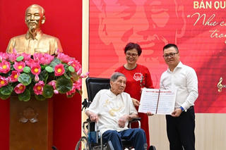 Nhạc sĩ Phạm Tuyên trao tặng ca khúc “Như có Bác trong ngày đại thắng” cho Báo Nhân Dân