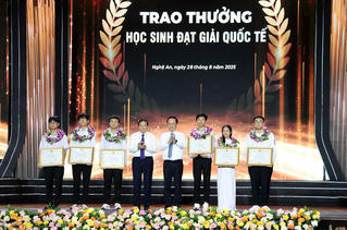 Tôn vinh 195 học sinh xuất sắc, Nghệ An lần đầu đứng đầu cả nước về điểm thi tốt nghiệp
