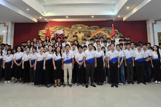 Trường THPT Thuận Hóa (TP Huế): Tổ chức cho học sinh đi xem miễn phí phim “Mưa đỏ”