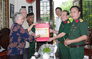 Quân khu 4 thăm, tặng quà cán bộ lão thành cách mạng, cán bộ tiền khởi nghĩa tại TP Huế