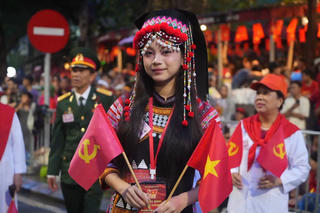 Người dân diện những trang phục đẹp nhất xuống phố xem tổng duyệt diễu binh