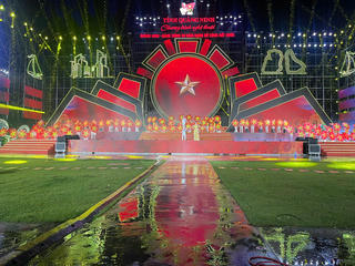  Nhân dân đội mưa chiêm ngưỡng những màn trình diễn nghệ thuật và pháo hoa mãn nhãn bên bờ di sản vịnh Hạ Long 