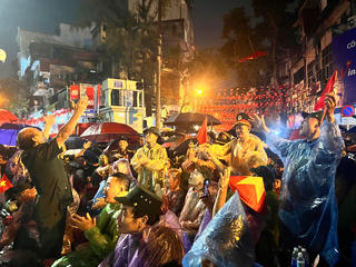 Người dân thức trắng đêm đợi xem Tổng duyệt diễu binh: Khi niềm tự hào dân tộc đánh thức cả Thủ đô