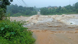 Cảnh báo lũ quét và sạt lở đất ở Quảng Trị, nhiều điểm giao thông bị ngập