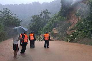 Hơn 21 điểm ngập, nhiều ngầm tràn sạt lở, Quảng Trị cảnh báo mưa lớn kéo dài