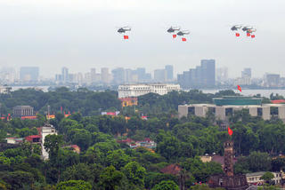 Trực thăng  mang cờ Đảng, cờ Tổ quốc tung bay trên bầu trời Tổ quốc
