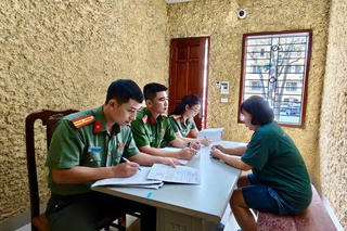 Khởi tố người phụ nữ lừa bán vé xem diễu binh chiếm đoạt hơn trăm triệu đồng