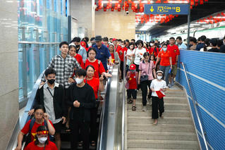 Dòng người 'xuyên đêm' ở Ga Cát Linh chờ xem tổng duyệt A80