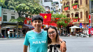 Ấn tượng trước không khí đặc biệt, du khách nước ngoài háo hức chờ đón Quốc khánh Việt Nam