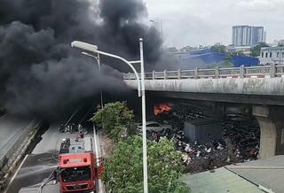 Cháy lớn bãi giữ xe chân cầu Vĩnh Tuy, Hà Nội