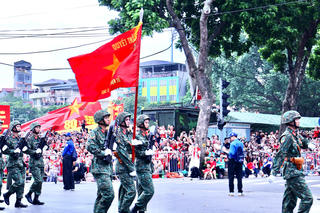 Khoảng khắc “Nam thần Quân đội” Lê Hoàng Hiệp xuất hiện cùng đồng đội trong lễ tổng duyệt A80