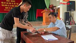 Người dân vui mừng, phấn khởi sau khi nhận được 100.000 đồng ăn Tết Độc lập