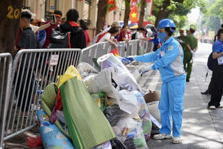 Những người thầm lặng giữ sạch thủ đô trong sự kiện A80 