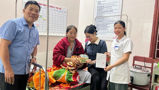 Vừa cất tiếng khóc chào đời, bé trai ở Quảng Trị được nhận quà Tết Độc lập của Chính phủ