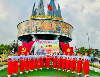 Từ Bảo tàng Quảng Ninh đến địa đầu Móng Cái rợp trời sắc đỏ 