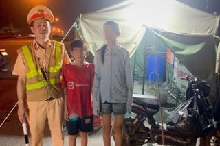 Hà Nội: CSGT kịp thời giúp đỡ hai chị em nhỏ đi lạc từ Thanh Hóa ra Hà Nội xem diễu binh