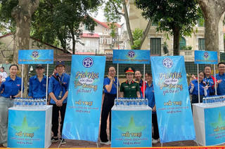 Phát nước và bánh mì miễn phí cho người dân xem diễu binh ngày 2/9