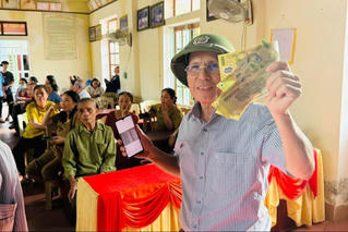 Người dân Hà Tĩnh háo hức nhận quà Quốc Khánh