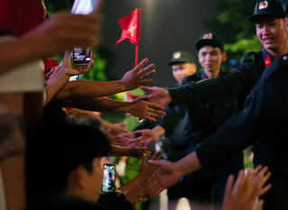 Những cái bắt tay chan chứa 'tình quân dân' trong ngày Tết Độc lập