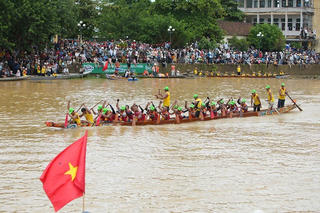 Vạn người xem đua thuyền trên sông Kiến Giang giữa "biển" cờ đỏ sao vàng mừng Quốc khánh