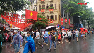 Chiều ngày 1/9: Người dân “đội mưa”, xếp hàng chật kín nhiều tuyến phố trung tâm Hà Nội