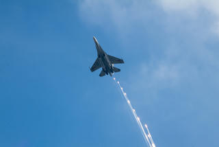 Ấn tượng cảnh Su-30MK2 thả bẫy nhiệt sáng rực giữa bầu trời Thủ đô