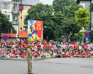 Người dân Thủ đô đổ ra đường chiêm ngưỡng dàn khí tài vừa hoàn thành nhiệm vụ A80