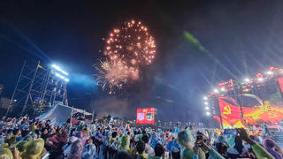 Hàng ngàn người dân TP HCM đội mưa xem chương trình nghệ thuật “Ánh sao độc lập”