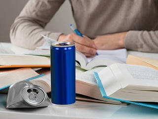 Anh cấm bán nước tăng lực cho trẻ dưới 16 tuổi vì lo ngại béo phì và mất tập trung