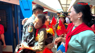 Sân ga Hà Nội lắng đọng phút chia tay các chiến sĩ A80