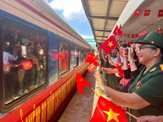 Người dân nghẹn ngào chia tay các lực lượng diễu binh tại ga Hà Nội