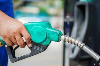 Giá xăng lại tăng lần thứ ba liên tiếp