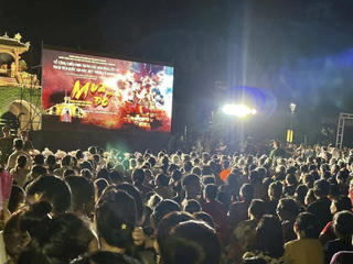 Người dân xúc động khi xem “Mưa đỏ” tại Thành Cổ Quảng Trị