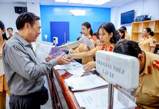 Giảm 30% phí đăng ký, rút ngắn thời gian cấp đổi giấp phép lái xe 